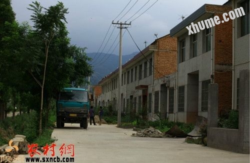 西一村的村民告诉记者，他们的地皮费3万元，修路时每家收了500元.jpg